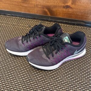 Nike Women's Black and Pink Athletic Shoes